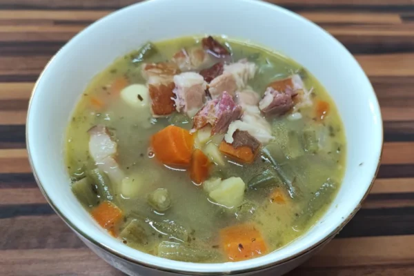 Grüne Bohnensuppe fertig servieren.