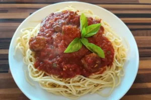 Saftige italienische Fleischbällchen in hausgemachter Tomatensauce