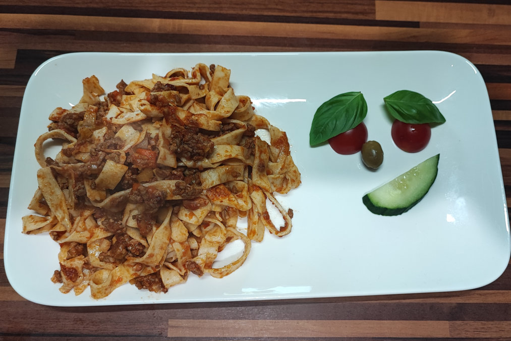 tagliatelle-served-with-ragu