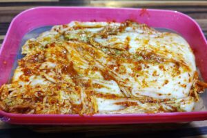 Kimchi im Gefäß fest nach unten drücken um Luftblasen zu vermeiden
