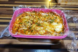 Das Fermentationsgefäß für das historische Kimchi Rezept luftdicht verschließen