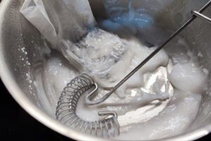 Klebreismehl und Seetang für die Kimchi-Basis im Topf unter Rühren erhitzen