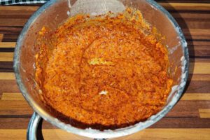 Anmischen der traditionellen Kimchi-Paste mit Gochugaru