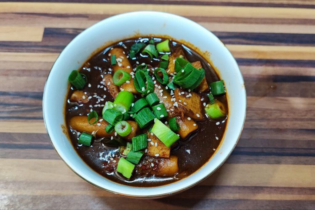 Tteokbokki nach Ma Bok-rim, das berühmte scharfe Reiskuchen-Gericht aus Korea seit 1953.