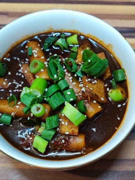 Tteokbokki nach Ma Bok-rim, das berühmte scharfe Reiskuchen-Gericht aus Korea seit 1953.